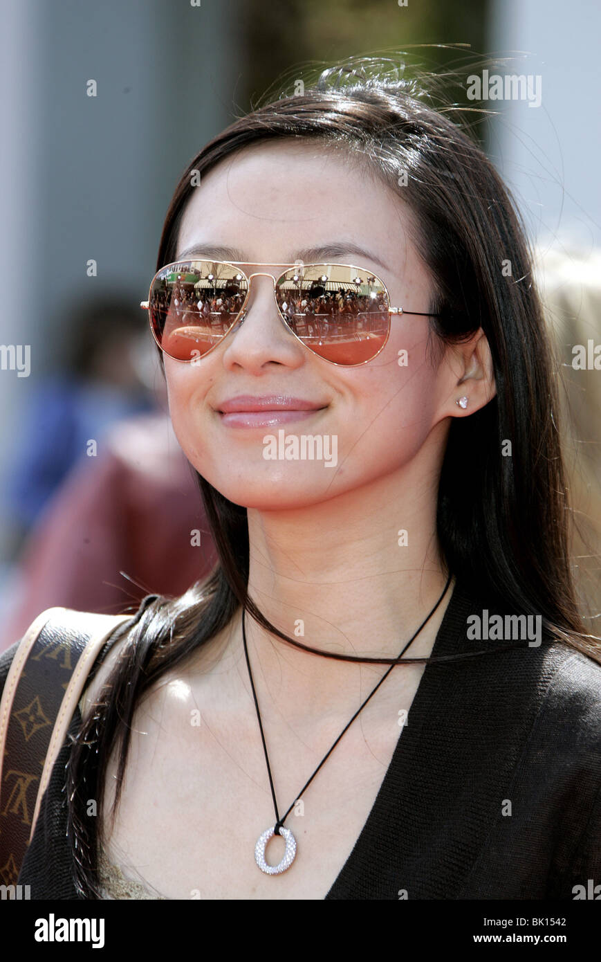 ZIYI ZHANG par-dessus la haie. PREMIERE WESTWOOD LOS ANGELES USA 30 avril 2006 Banque D'Images