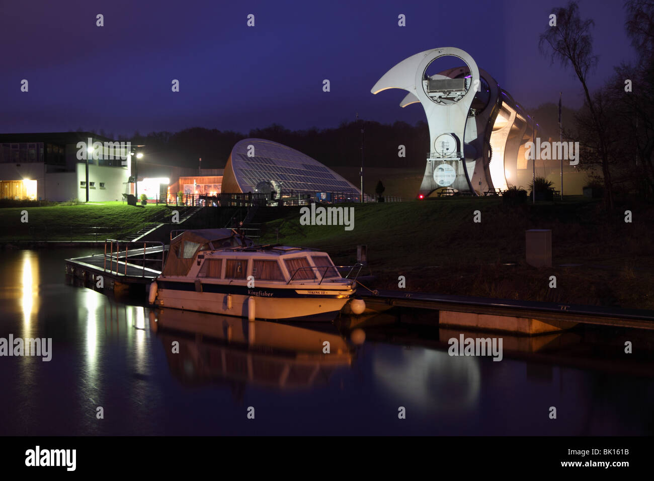 Une vue nocturne de la roue de Falkirk, relected dans le Forth et Clyde canal, entre Glasgow et Edimbourg en Ecosse centrale Banque D'Images