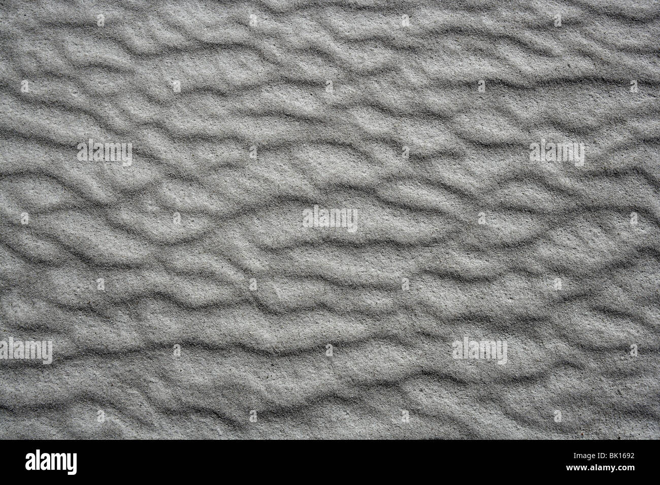 La texture sur les vagues de sable du désert de sable blanc comme Banque D'Images