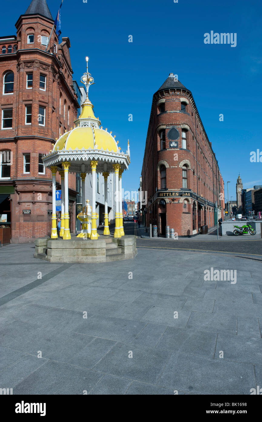 Fontaine de Jaffa et Bittle's Bar, un bâtiment inhabituel dans Victoria Street Belfast Banque D'Images