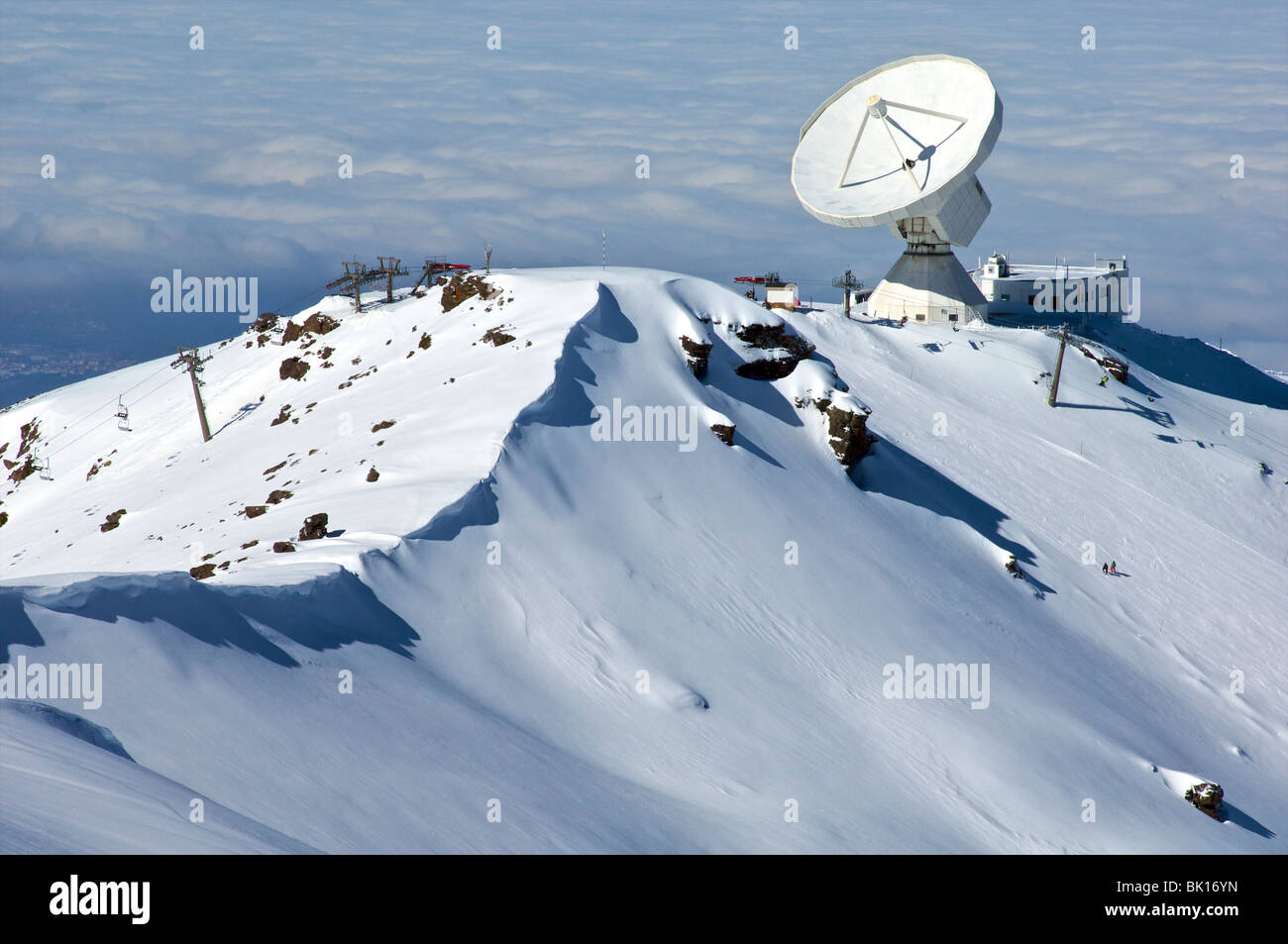 Sierra Nevada, piste avec Space Telescope dish Banque D'Images