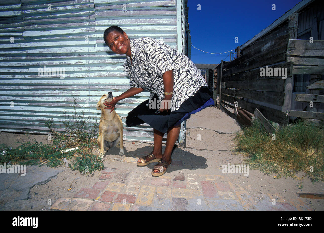 L'Afrique du Sud, Cape Town, femme vivant dans le township Banque D'Images
