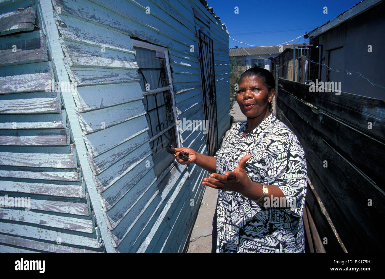 L'Afrique du Sud, Cape Town, femme vivant dans le township Banque D'Images
