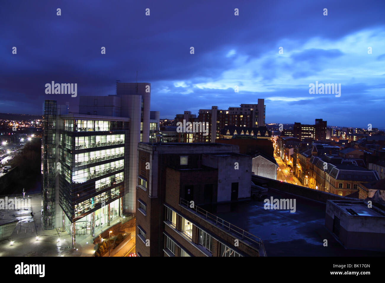 Une vue de nuit à la recherche sur les toits et de Princes change, à Leeds, West Yorkshire, UK, extraite du Queens Hotel Banque D'Images