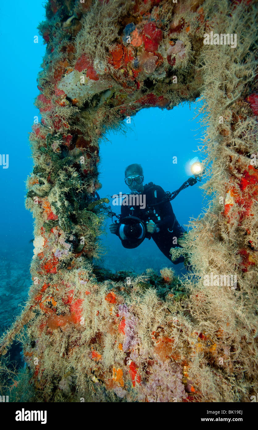 Scuba Diver sur le Spiegel Grove naufrage, Key Largo, en Floride, dans les Keys de la Floride. Banque D'Images
