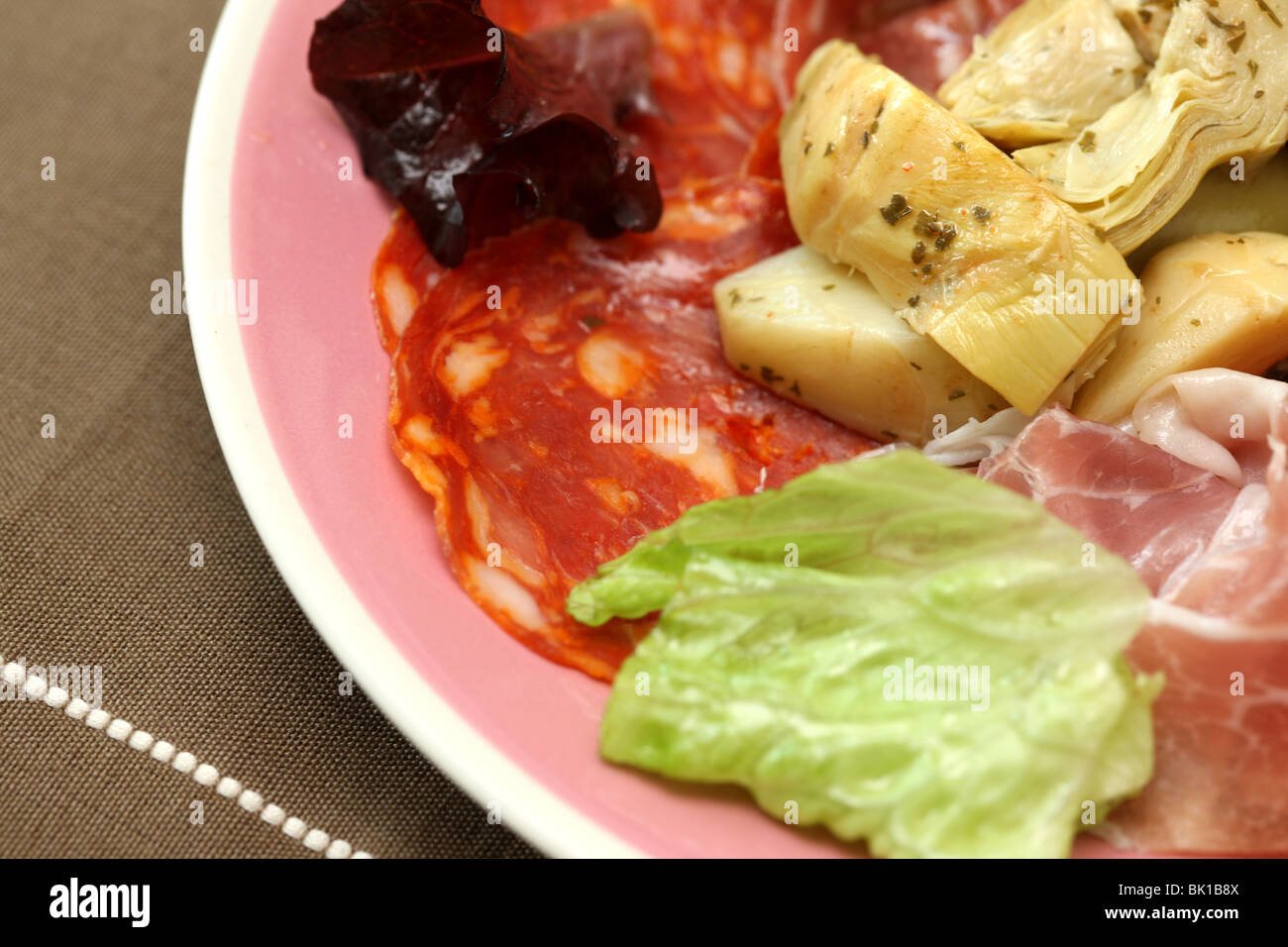 Assiette de viande froide avec l'antipasto Banque D'Images