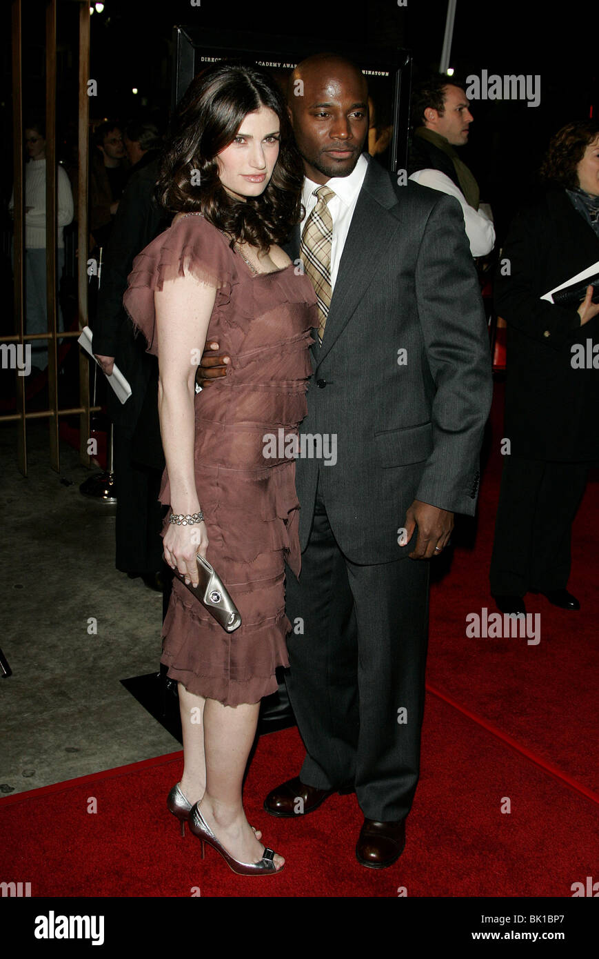 IDINA MENZEL & TAYE DIGGS DEMANDE À LA POUSSIÈRE PREMIERE HOLLYWOOD LOS ANGELES USA 02 Mars 2006 Banque D'Images