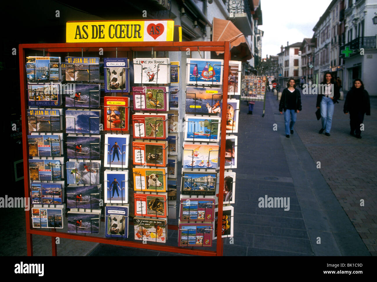Rack carte postale, cartes postales à la vente, la vente de cartes postales, cartes postales, Rue Gambetta, ville de Saint Jean de Luz, Saint Jean de Luz, France, France Banque D'Images