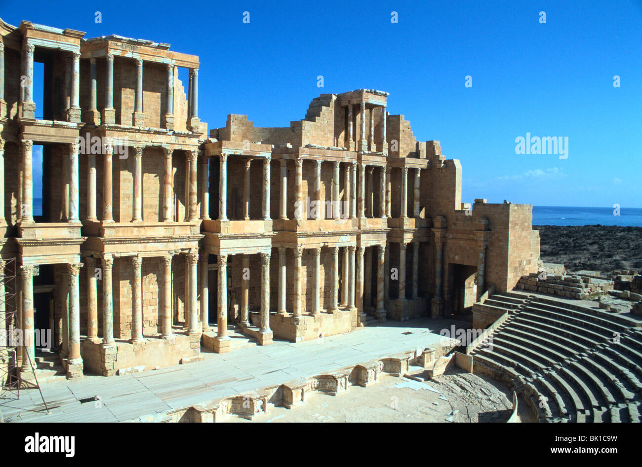 Le théâtre, ruines de la ville romaine de Sabratha, Libye. Banque D'Images