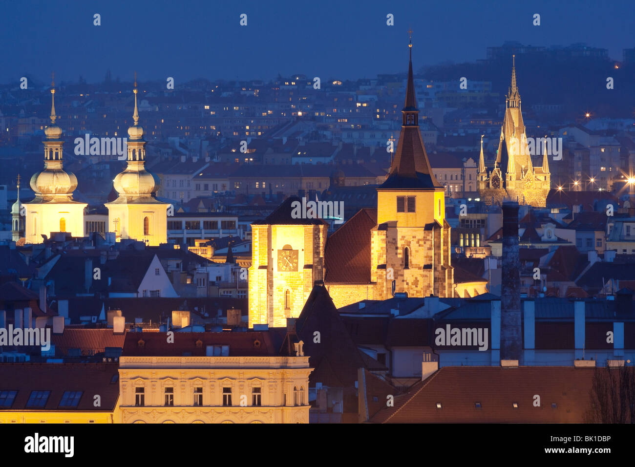 République tchèque, Prague - flèches des églises de la vieille ville au crépuscule Banque D'Images