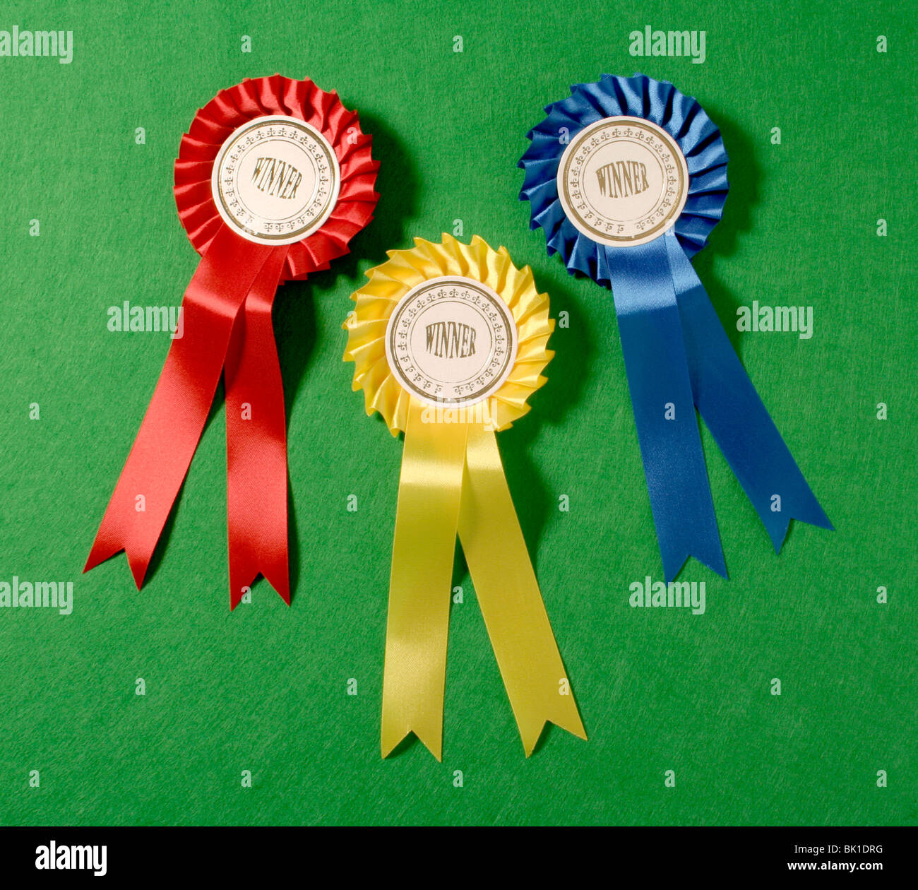 Bleu,Jaune et Rouge gagnants rosettes. Banque D'Images