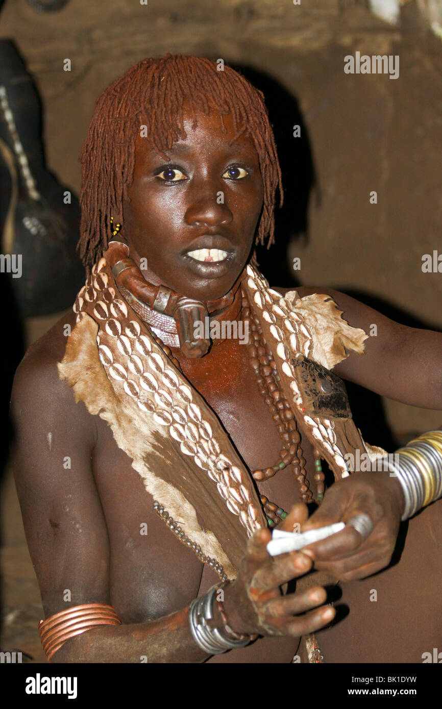 L'Afrique, l'Éthiopie, la vallée de la rivière Omo, femme de la tribu Hamer Les cheveux sont enduits de boue ocre et de graisses animales Banque D'Images