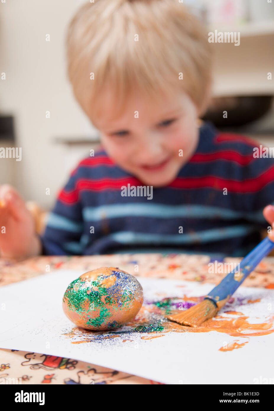 3 ans en peinture d'un œuf de Pâques Banque D'Images