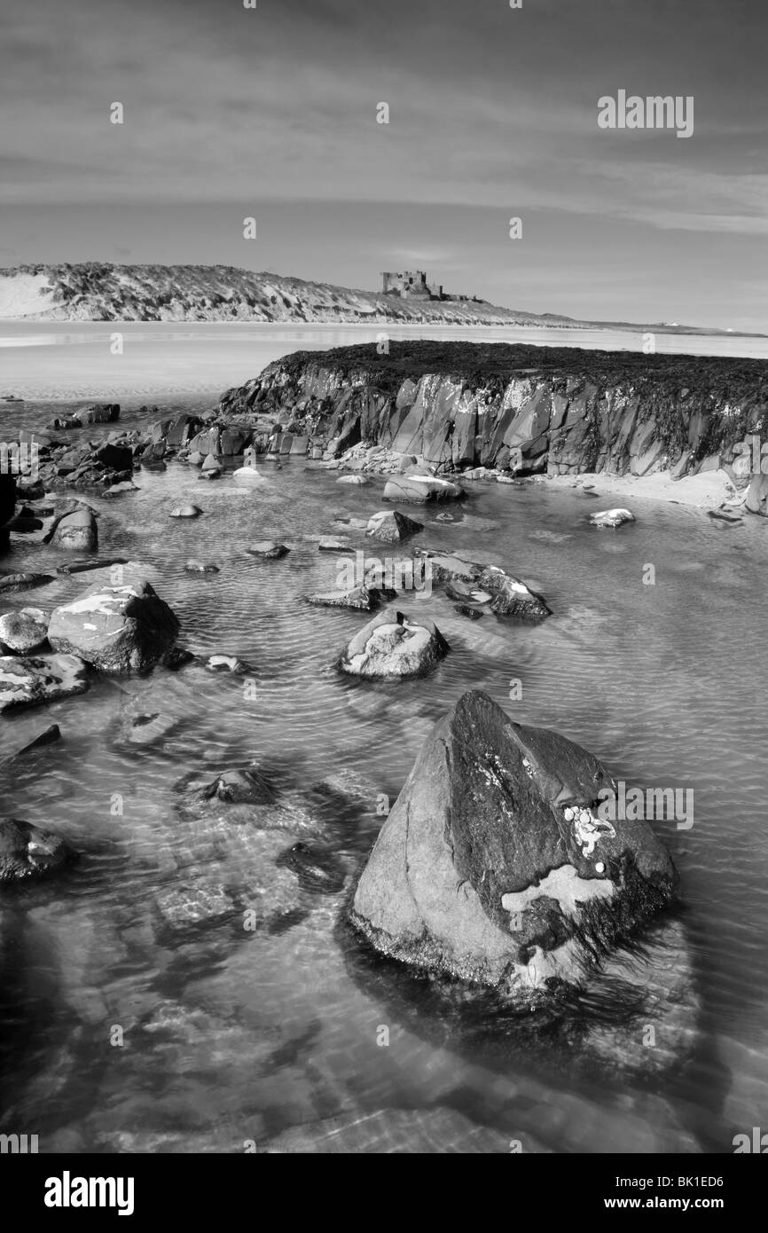 Château de Bamburgh sur la côte de la mer du nord du Northumberland, Angleterre du Nord-Est Banque D'Images