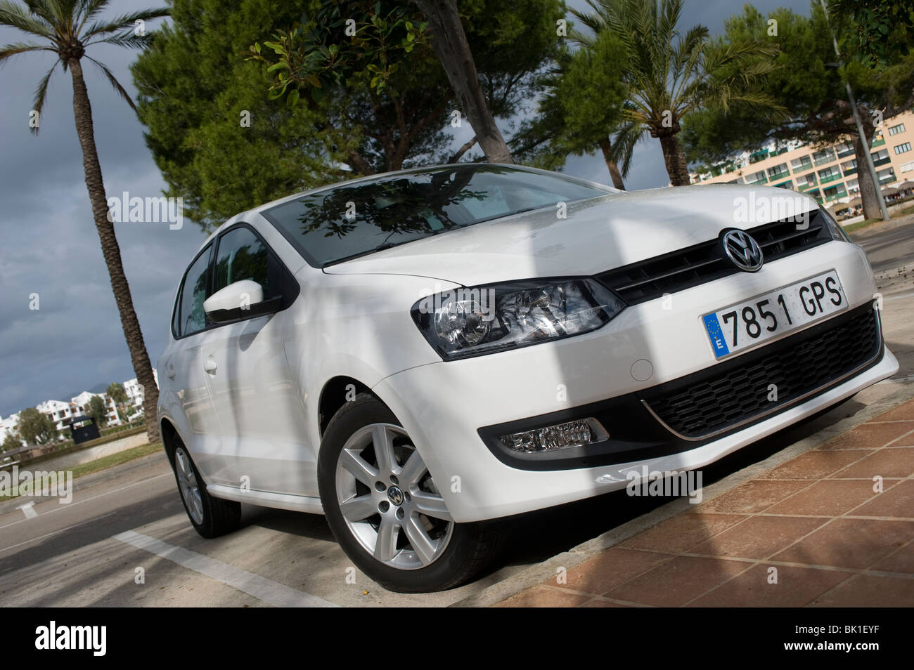 Volkswagen Golf blanc voiture garée dans un parking en Espagne Banque D'Images