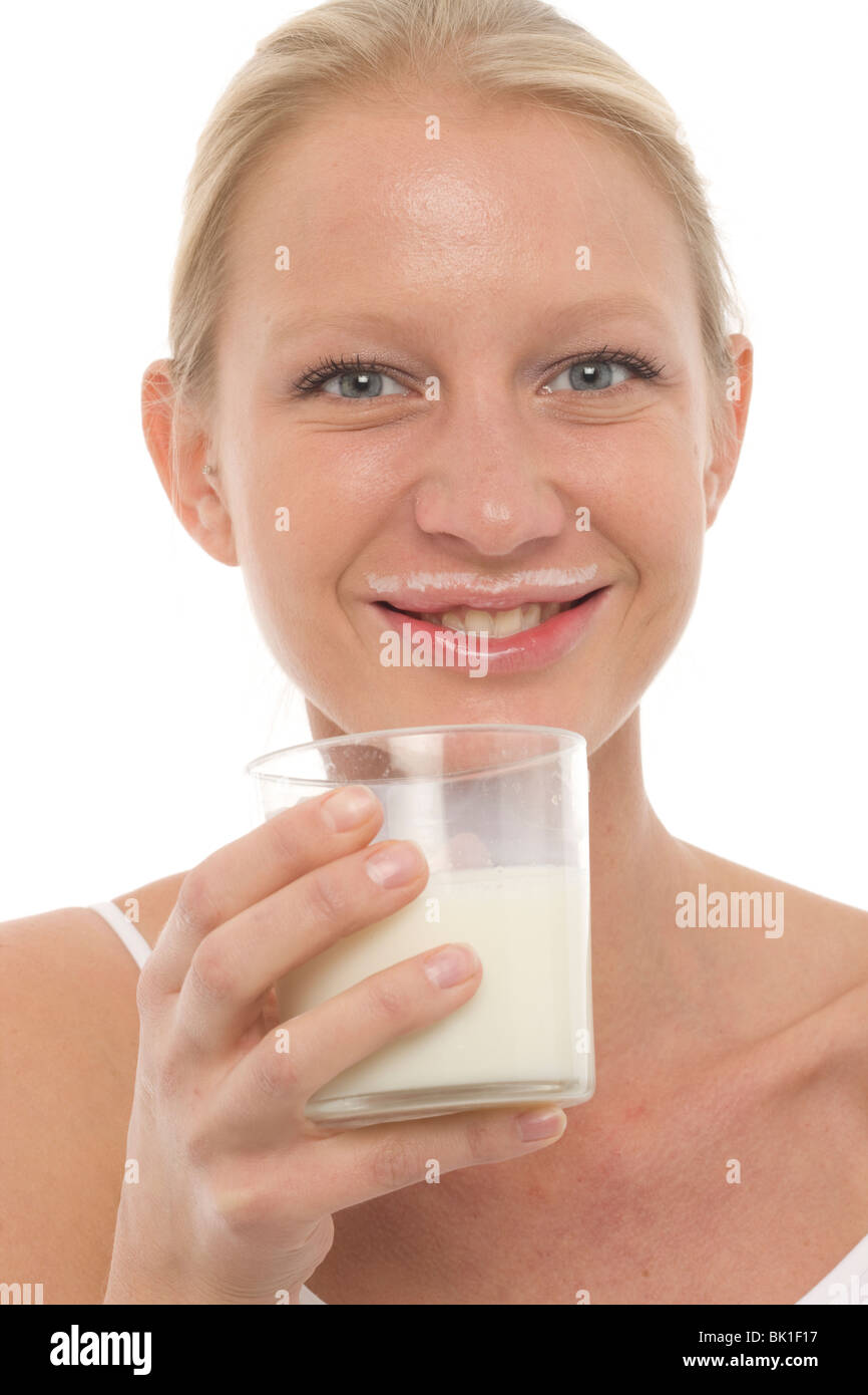 Portrait d'une jeune femme de race blanche sale avec moustache de lait et un verre de lait dans la main Banque D'Images