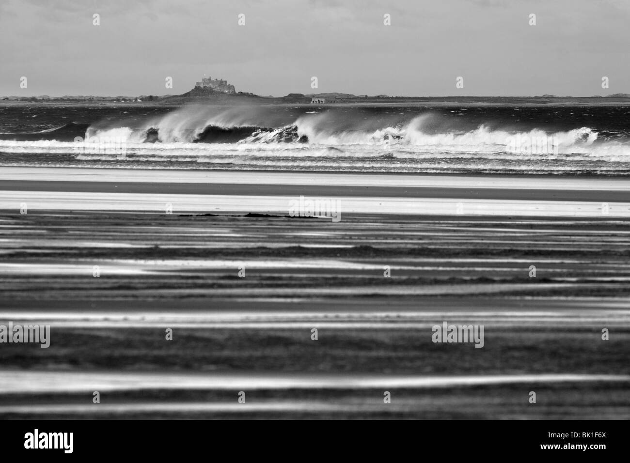 La vue en direction de la plage de Lindisfarne, Bamburgh Northumberland, Angleterre du Nord-Est Banque D'Images