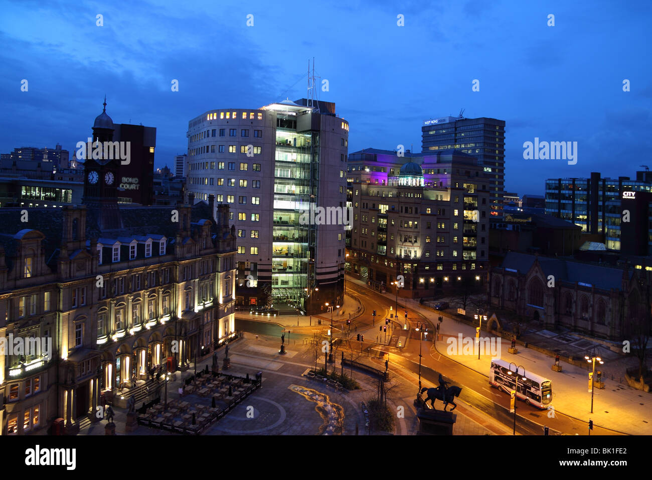 Une vue nocturne de la place de la ville et les bâtiments environnants, dans la région de Leeds West Yorkshire Banque D'Images
