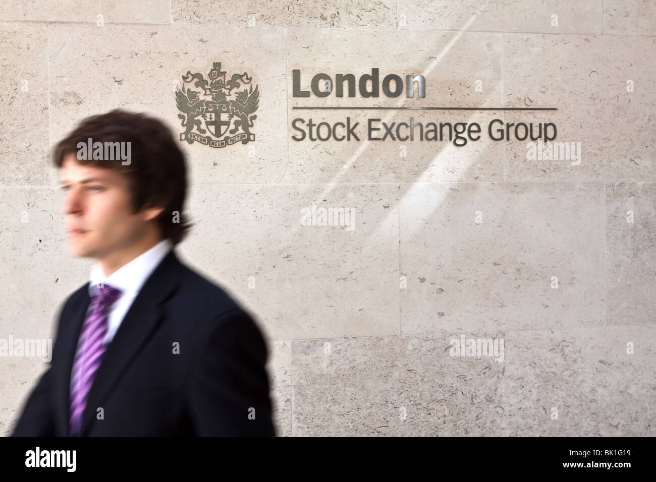 L'homme d'affaires à l'extérieur de la nouvelle Bourse de Londres Paternoster Square Banque D'Images