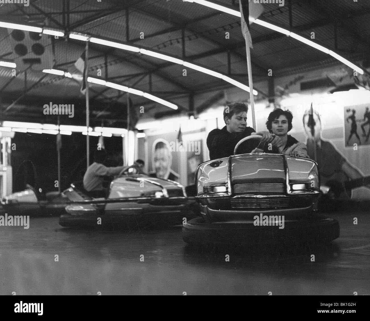 Couple on dodgems, c1960. Banque D'Images