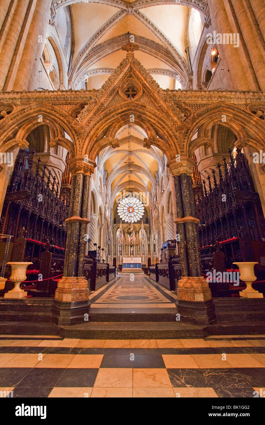 L'intérieur de la cathédrale de Durham à la recherche vers le sanctuaire, l'Autel et chapelle des neuf modifie Banque D'Images