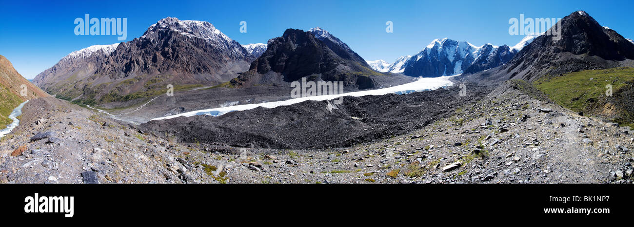 Vue panoramique sur la vallée de masej masej et rock face - Montagnes de l'Altaï en Russie Banque D'Images