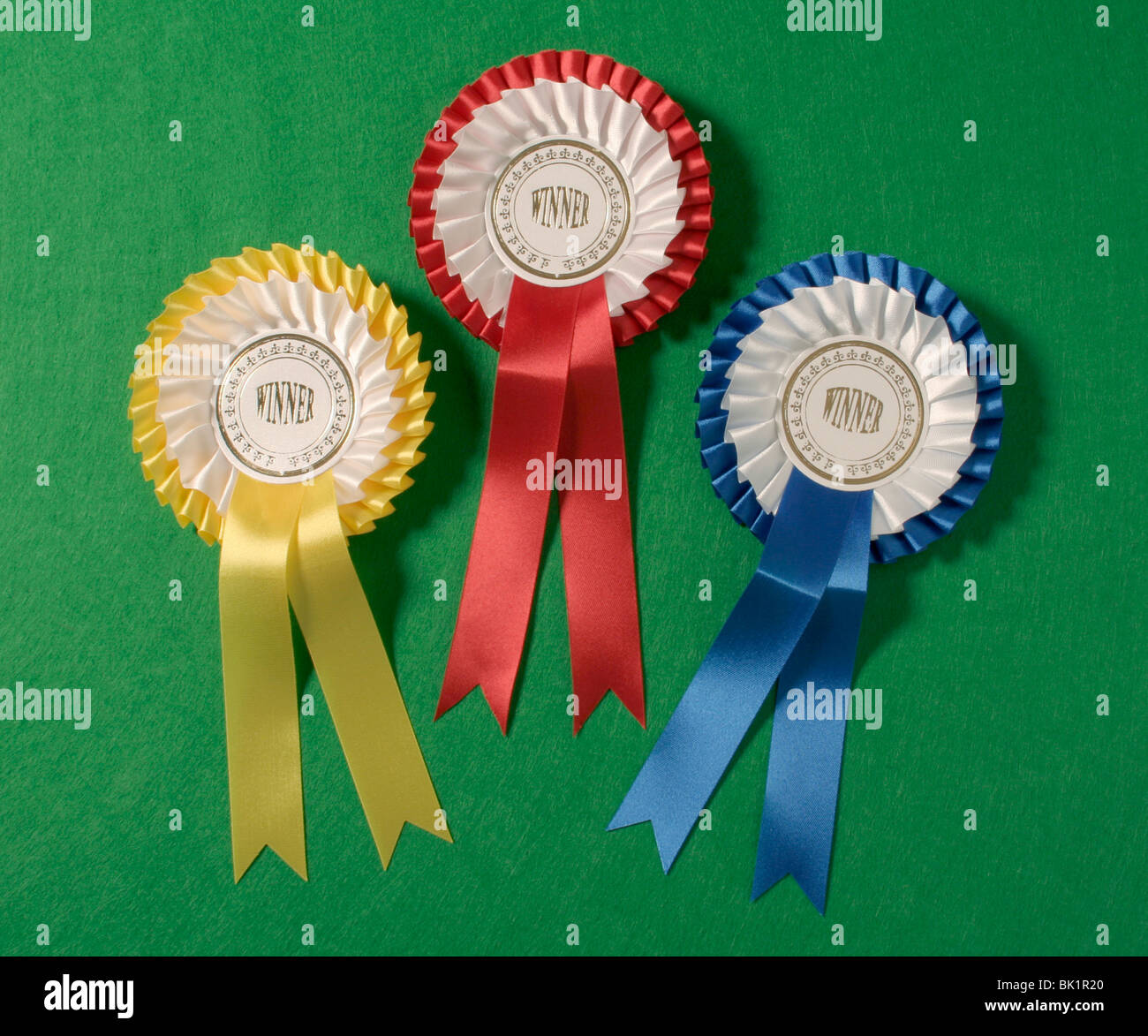 Bleu,Jaune et Rouge gagnants rosettes. Banque D'Images