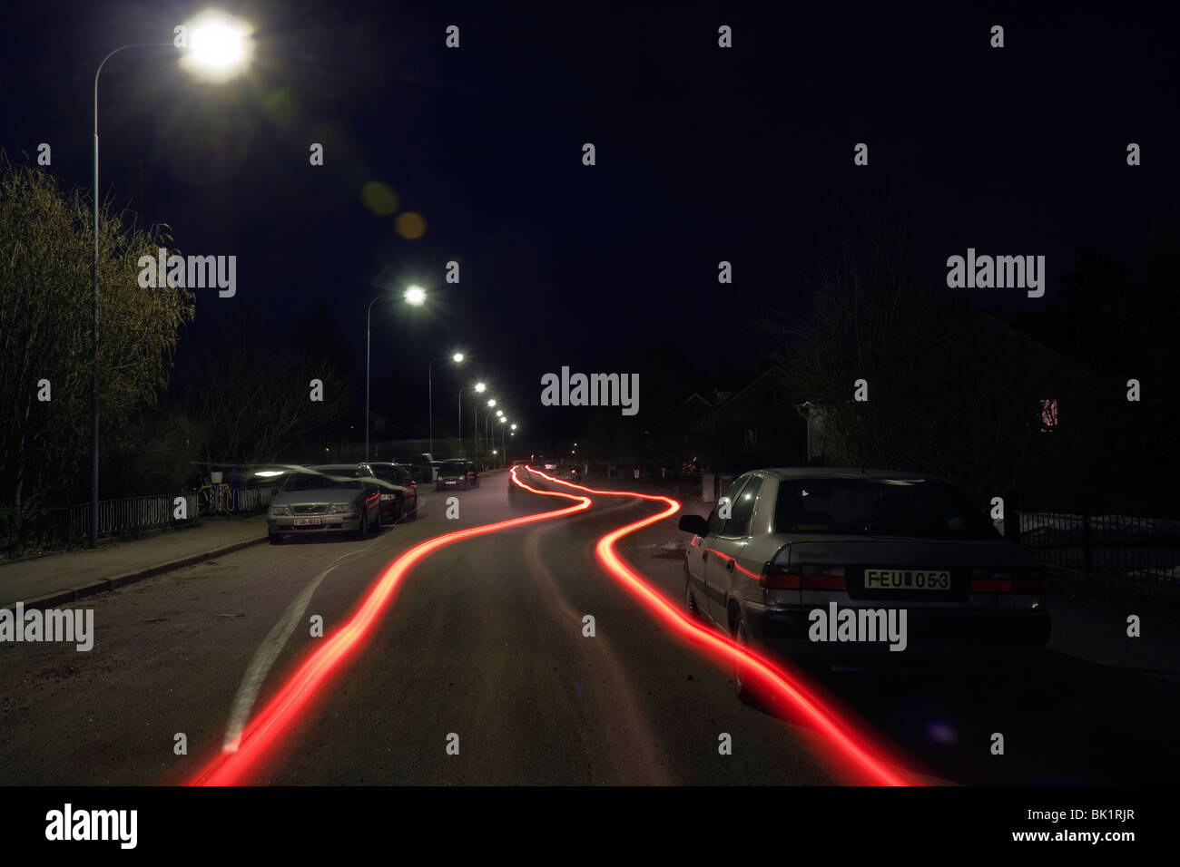 Les sentiers de la lumière de l'arrière d'une voiture par nuit, exposition longue durée. Banque D'Images
