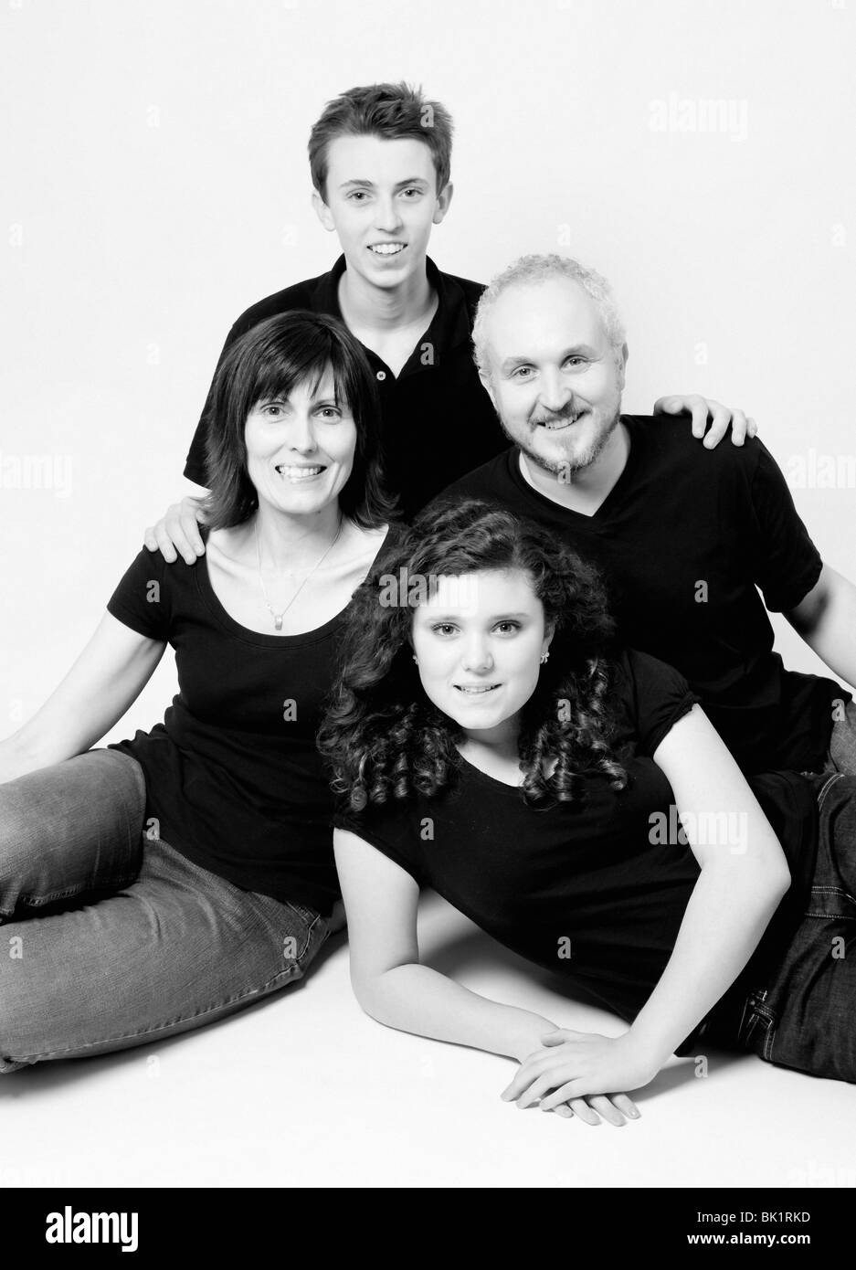 Portrait de famille studio de maman, papa, fils, fille tourné sur fond blanc Banque D'Images