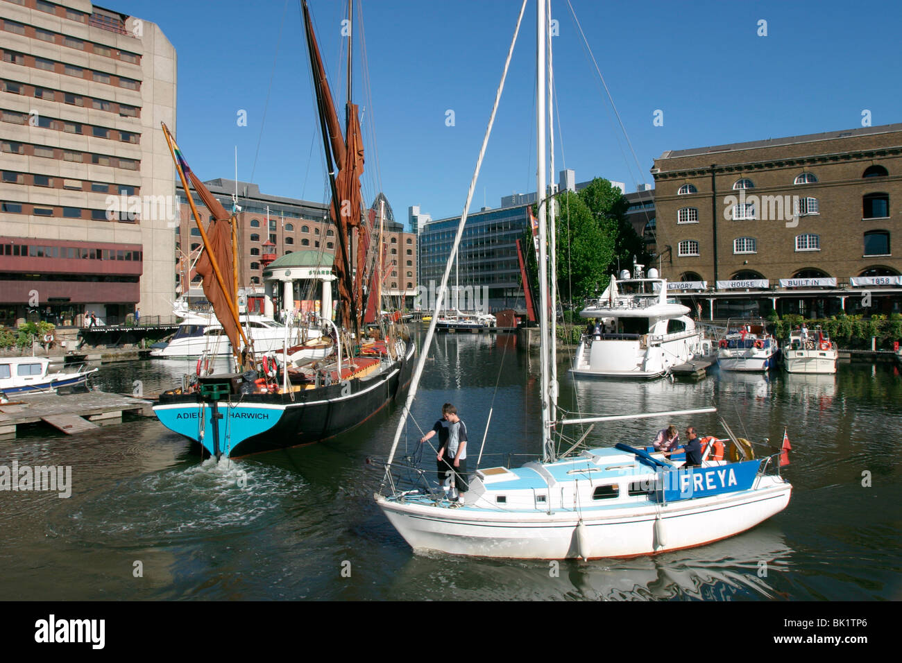 Bateaux dans St Katherine's Dock, London. Banque D'Images