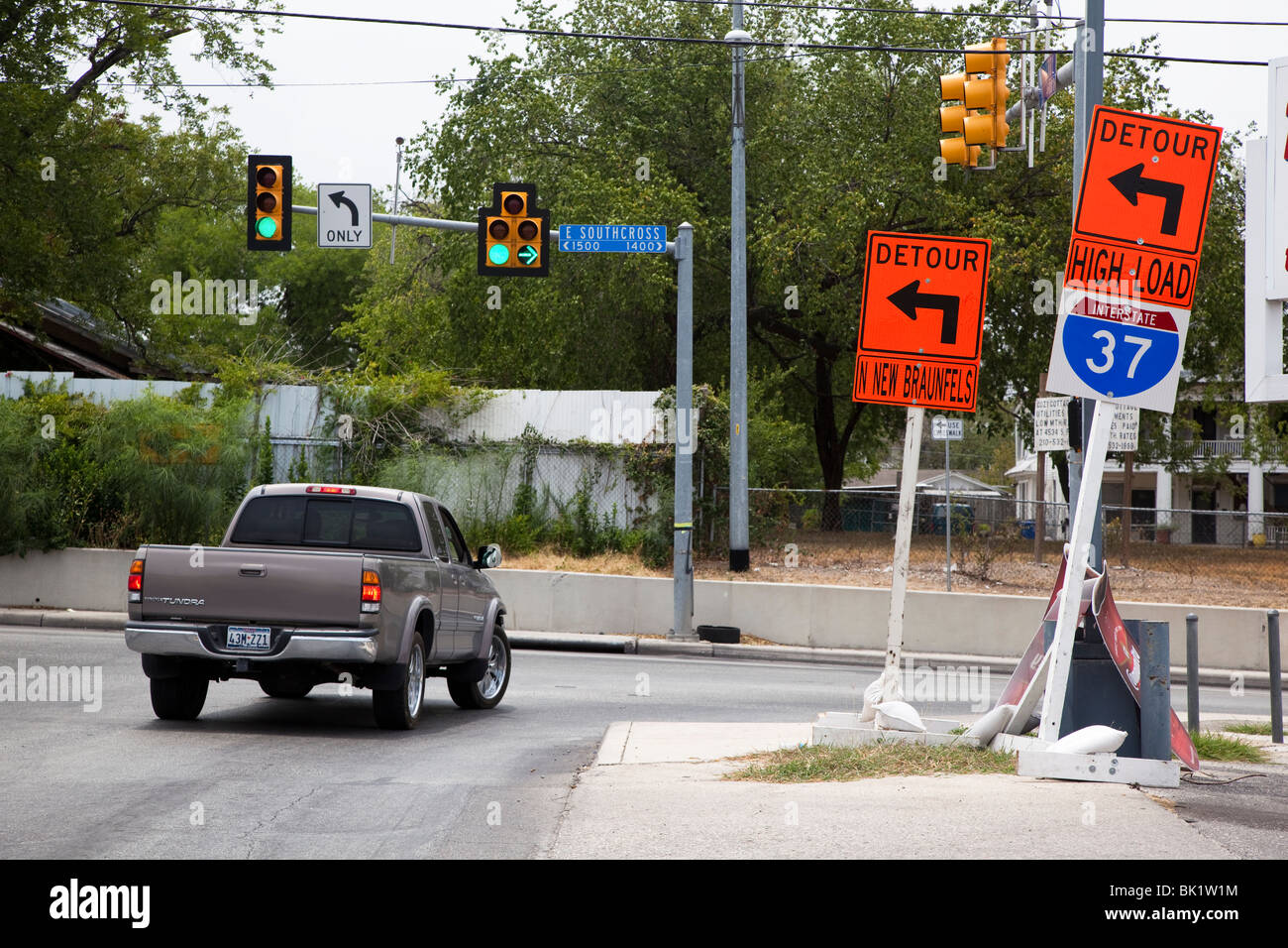 Véhicule au carrefour avec feux de circulation et signalisation de détour San Antonio Texas USA Banque D'Images Véhicule au carrefour avec feux de circulation et signalisation de détour San Antonio Texas USA Banque D'Images