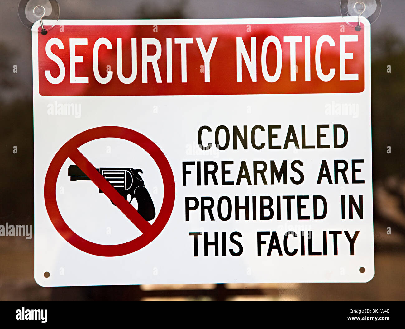 Avis de sécurité interdit les armes à feu dissimulées à cette installation sur porte en verre San Antonio Texas USA Banque D'Images