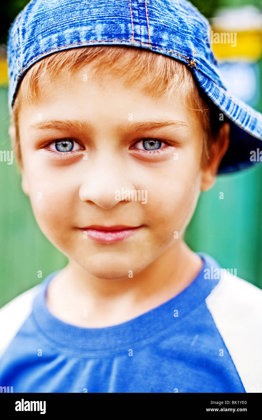 Cute kid avec de beaux yeux bleus Banque D'Images