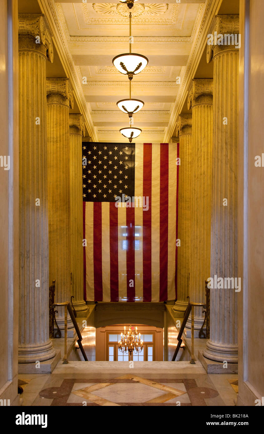 Drapeau américain plane sur un escalier dans le Capitole à Washington DC USA Banque D'Images