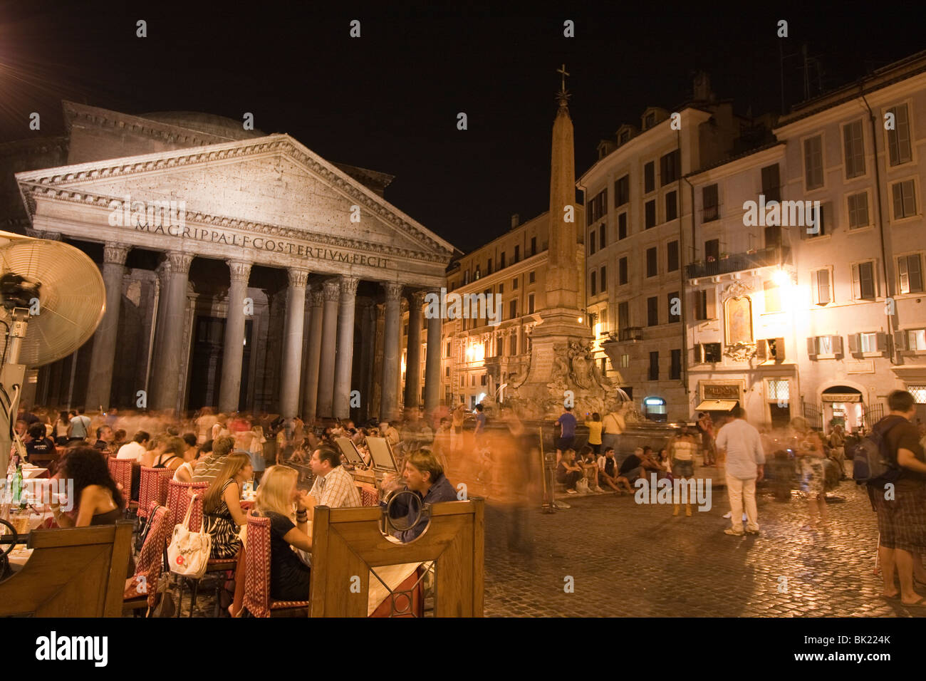 Piazza della Rotonda et Panthéon annonce la nuit, avec les gens de manger et de boire dans les restaurants et bars. Rome, Italie Banque D'Images