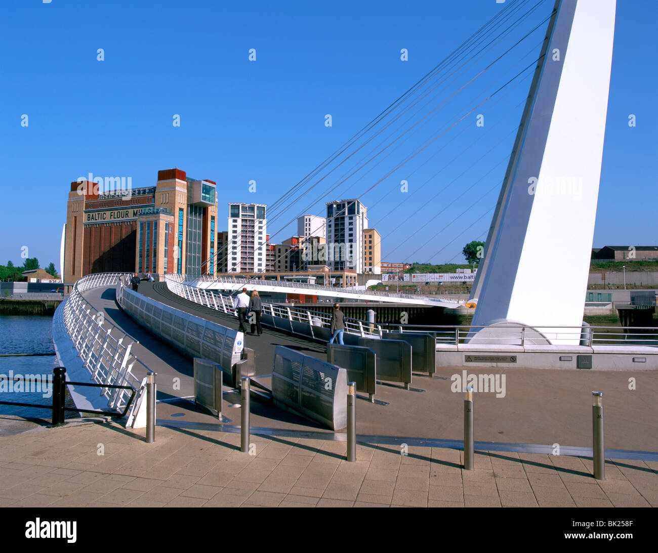 Millennium Bridge et Baltic Art Gallery, Gateshead, Tyne & Wear. Banque D'Images