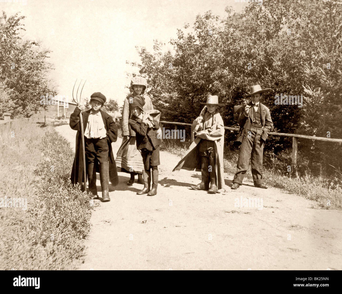 Enfants sur le bivouac dans la région de fancy dress, Maple Grove Farm, Rosser, Manitoba, Canada, ch. 1900 Banque D'Images