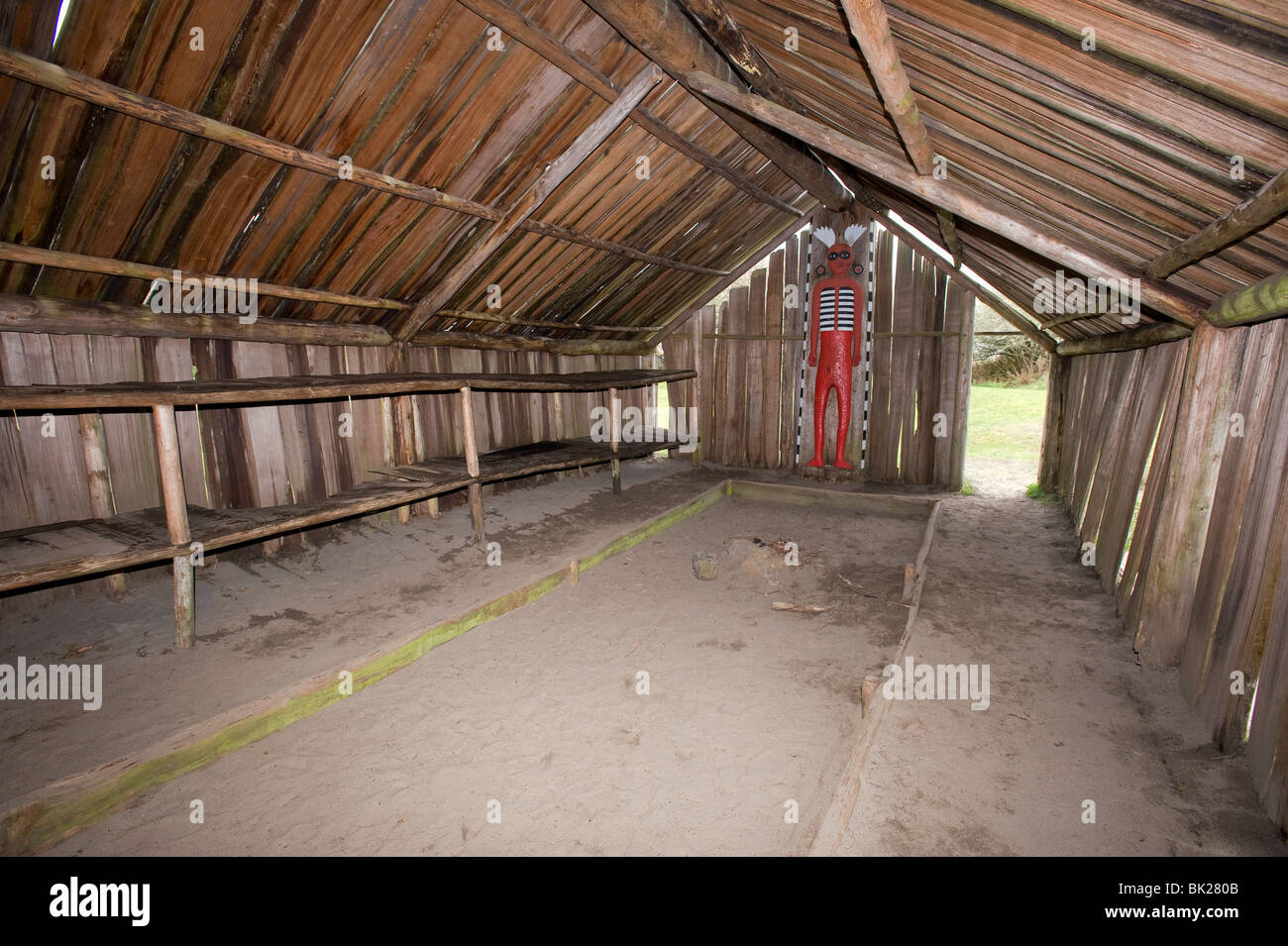 De l'intérieur indien Clatsop longue maison. Banque D'Images