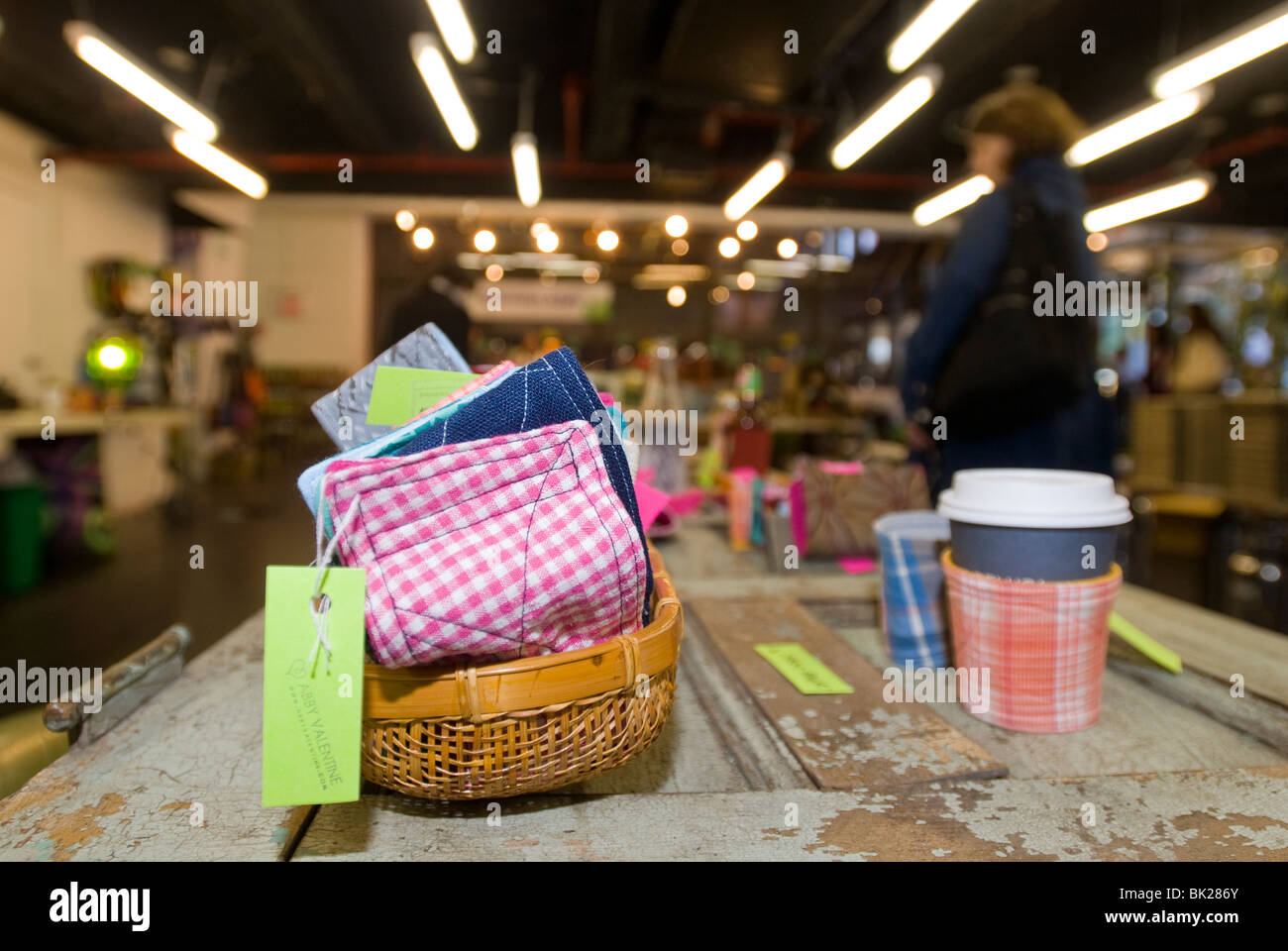 Shoppers parcourir faites de produits recyclés de marchandises à la boutique verte dans le Port Authority Bus Terminal à New York Banque D'Images