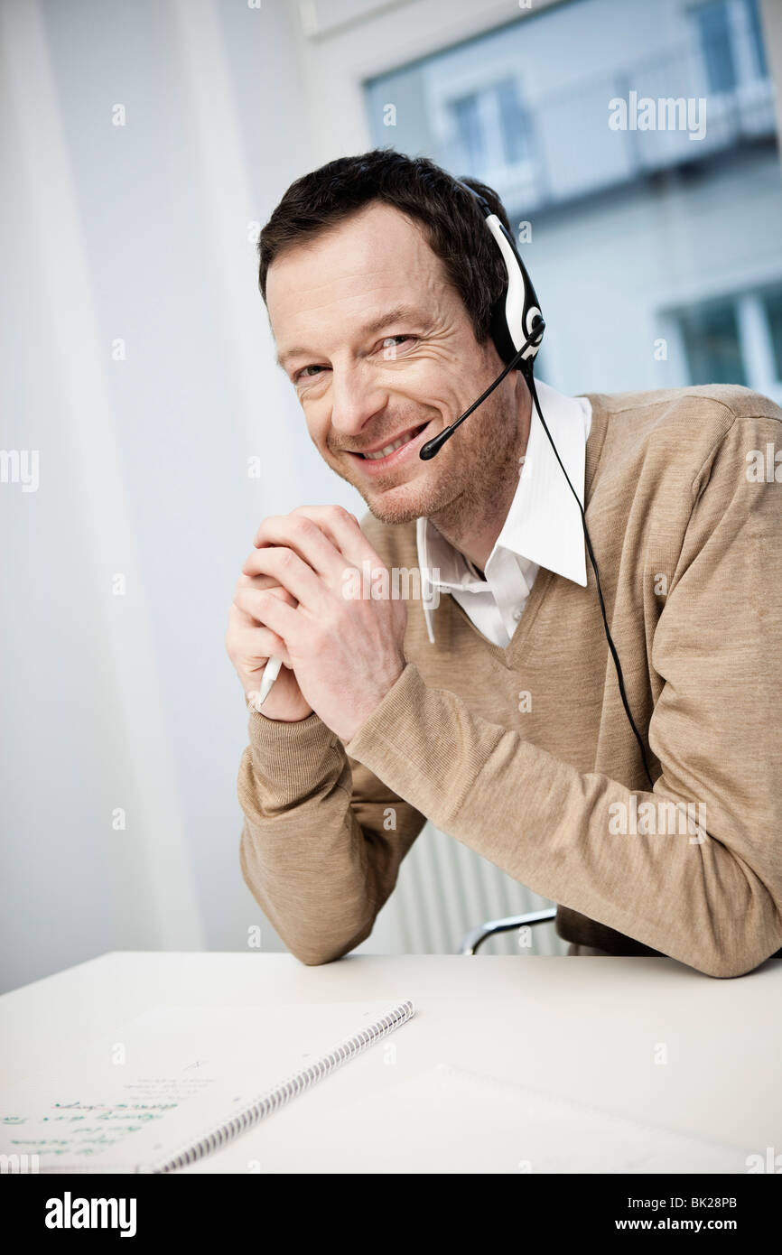 Male call centre agent smiling Banque D'Images