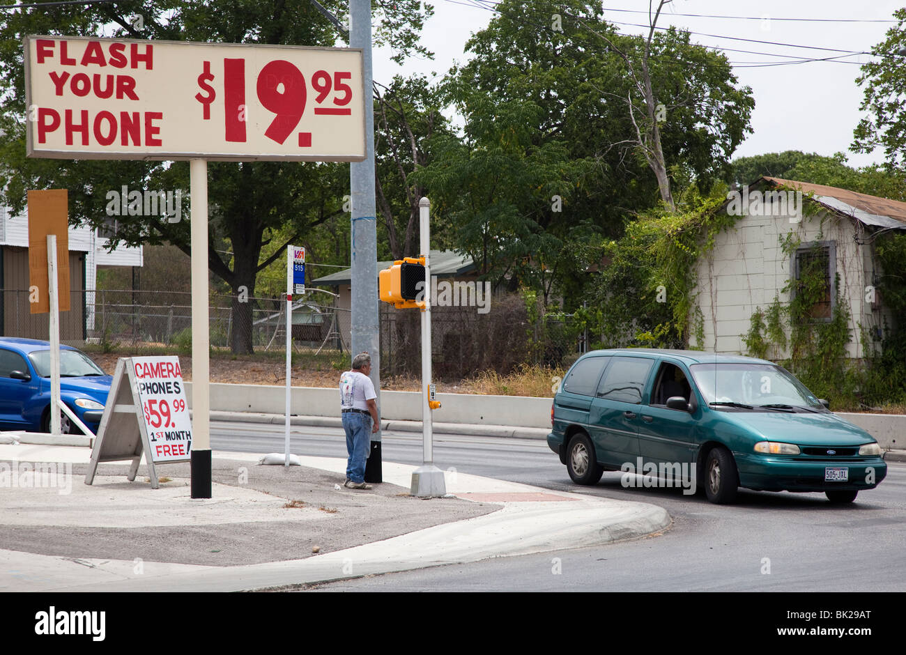 Véhicule au carrefour avec feux de circulation et signalisation de détour San Antonio Texas USA Banque D'Images Véhicule au carrefour avec feux de circulation et signalisation de détour San Antonio Texas USA Banque D'Images
