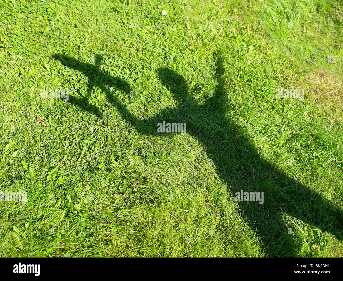 Ombre d'une femme tenant un avion rc Banque D'Images