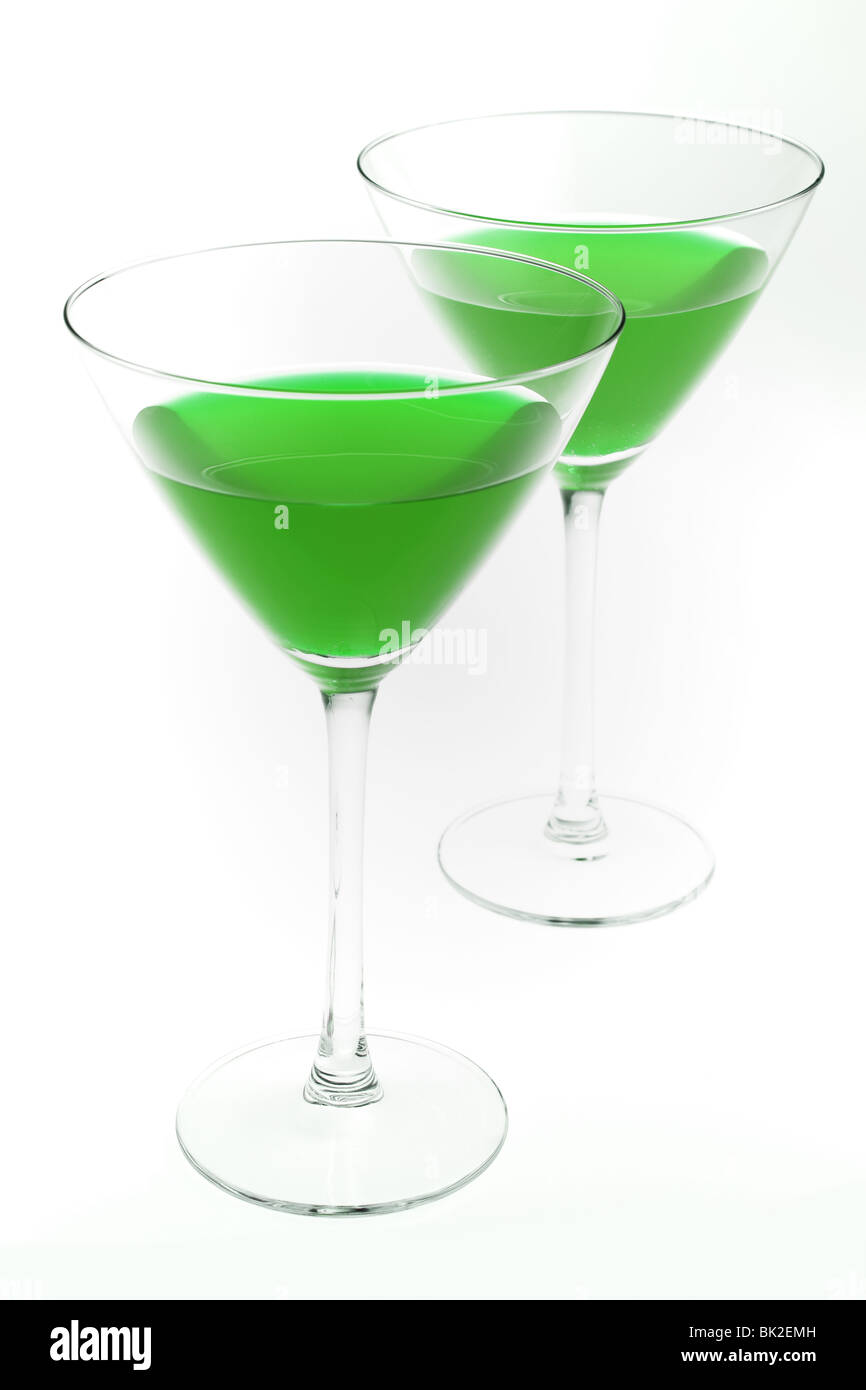 Deux verres à cocktail avec un liquide vert à l'intérieur, isolé sur blanc Banque D'Images