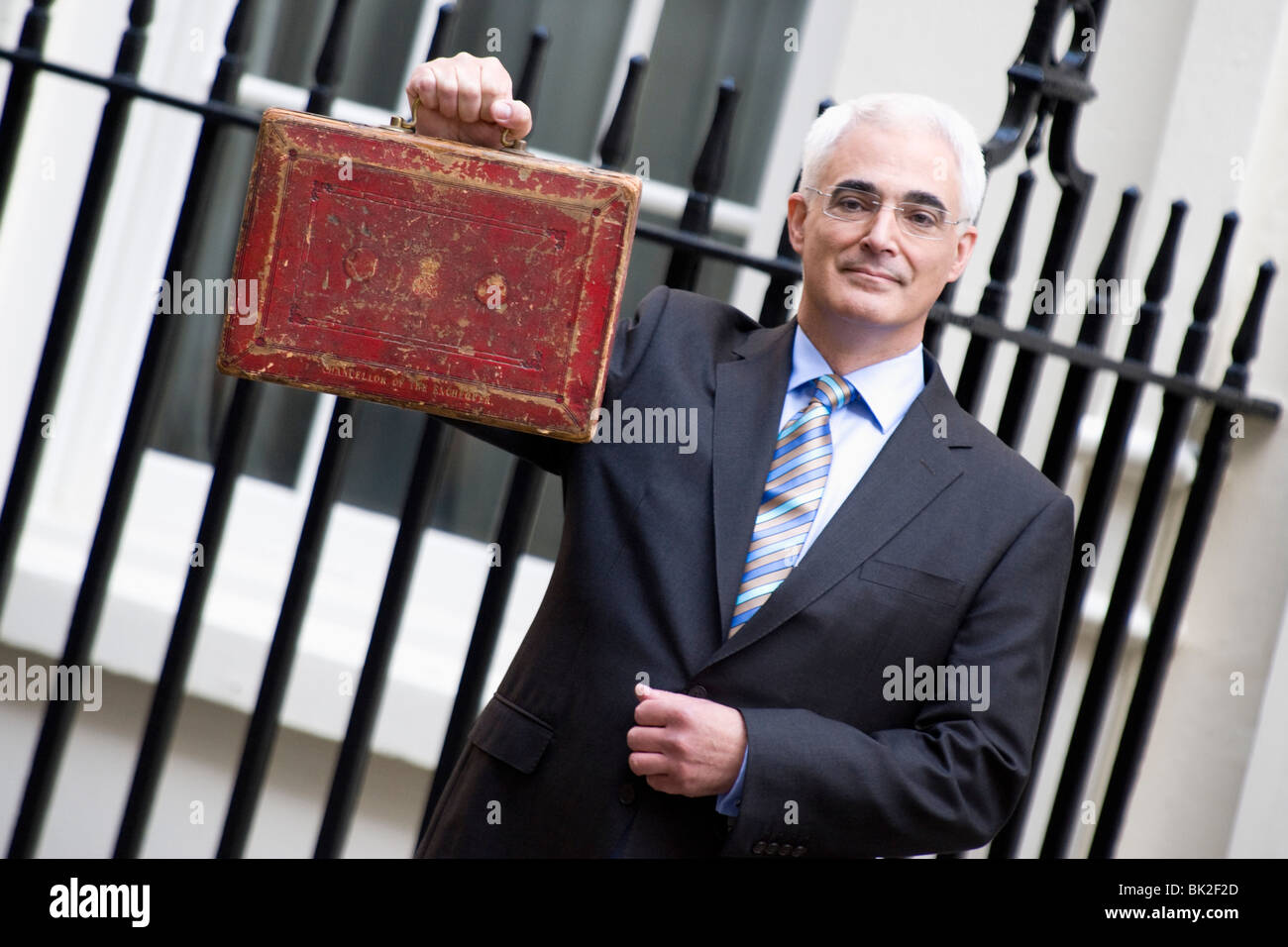 Chancelier de l'Echiquier, Alistair Darling, nombre de feuilles 11 Downing Street pour fournir le budget 2009 Banque D'Images