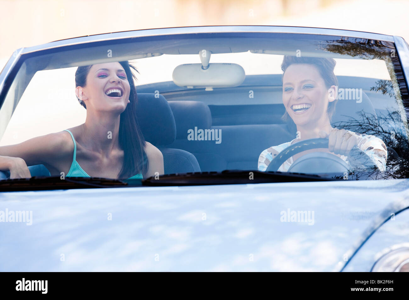 Deux femmes smiling in a car Banque D'Images