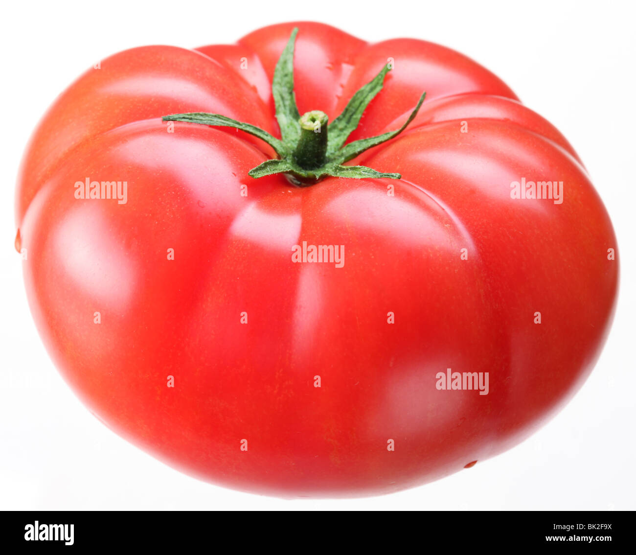 Tomates mûres sur un fond blanc Banque D'Images