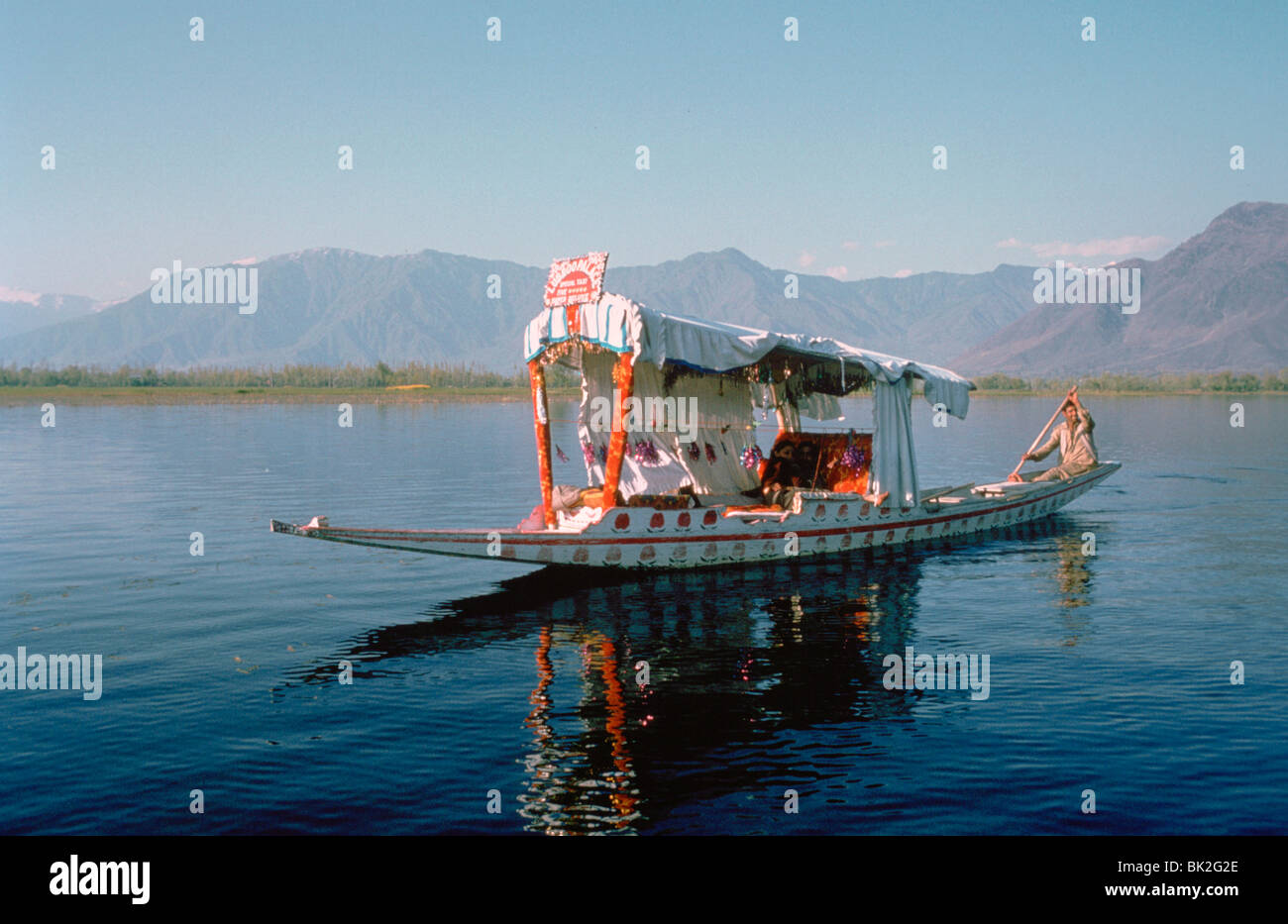 Shikara (bateau traditionnel en bois) sur le lac Dal, à Srinagar, au Cachemire, en Inde. Banque D'Images
