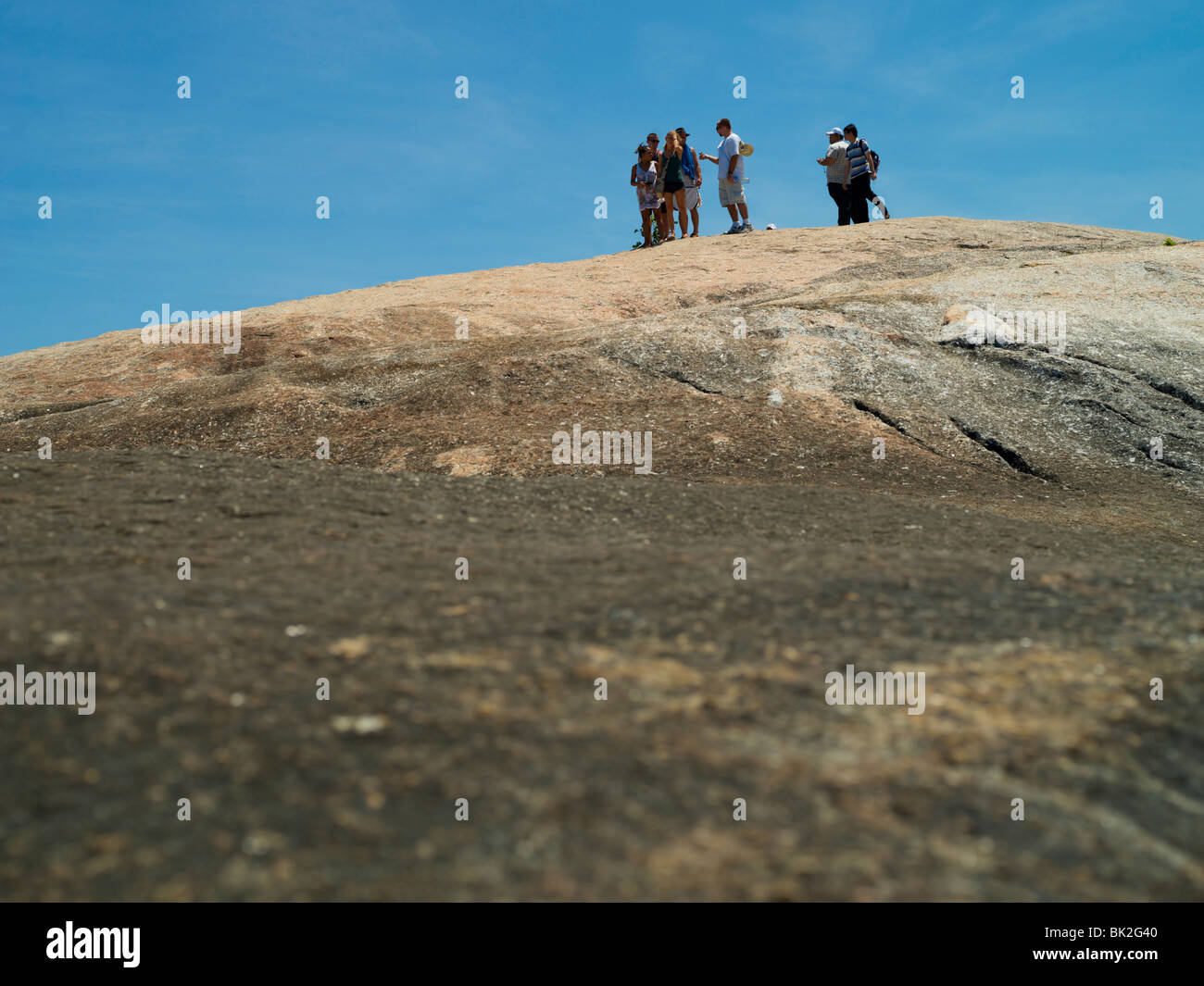 Groupe debout sur un gros rocher Banque D'Images