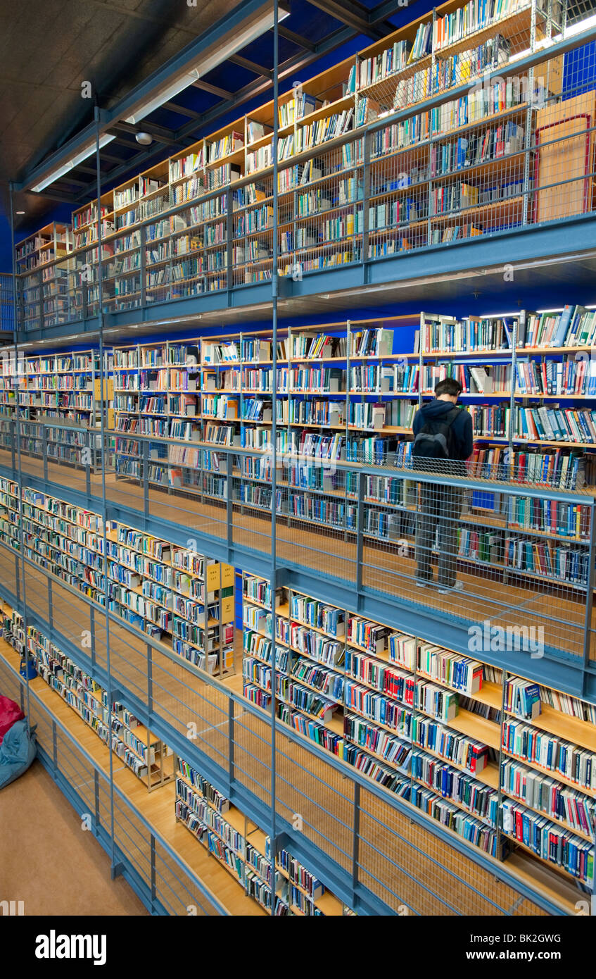 L'intérieur moderne de la bibliothèque de l'Université technique de Delft à Delft aux Pays-Bas, Mecanoo Architecte Banque D'Images