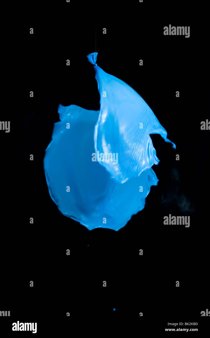 Un éclatement du ballon bleu quand tourné avec une carabine à air. la photographie à haute vitesse Banque D'Images